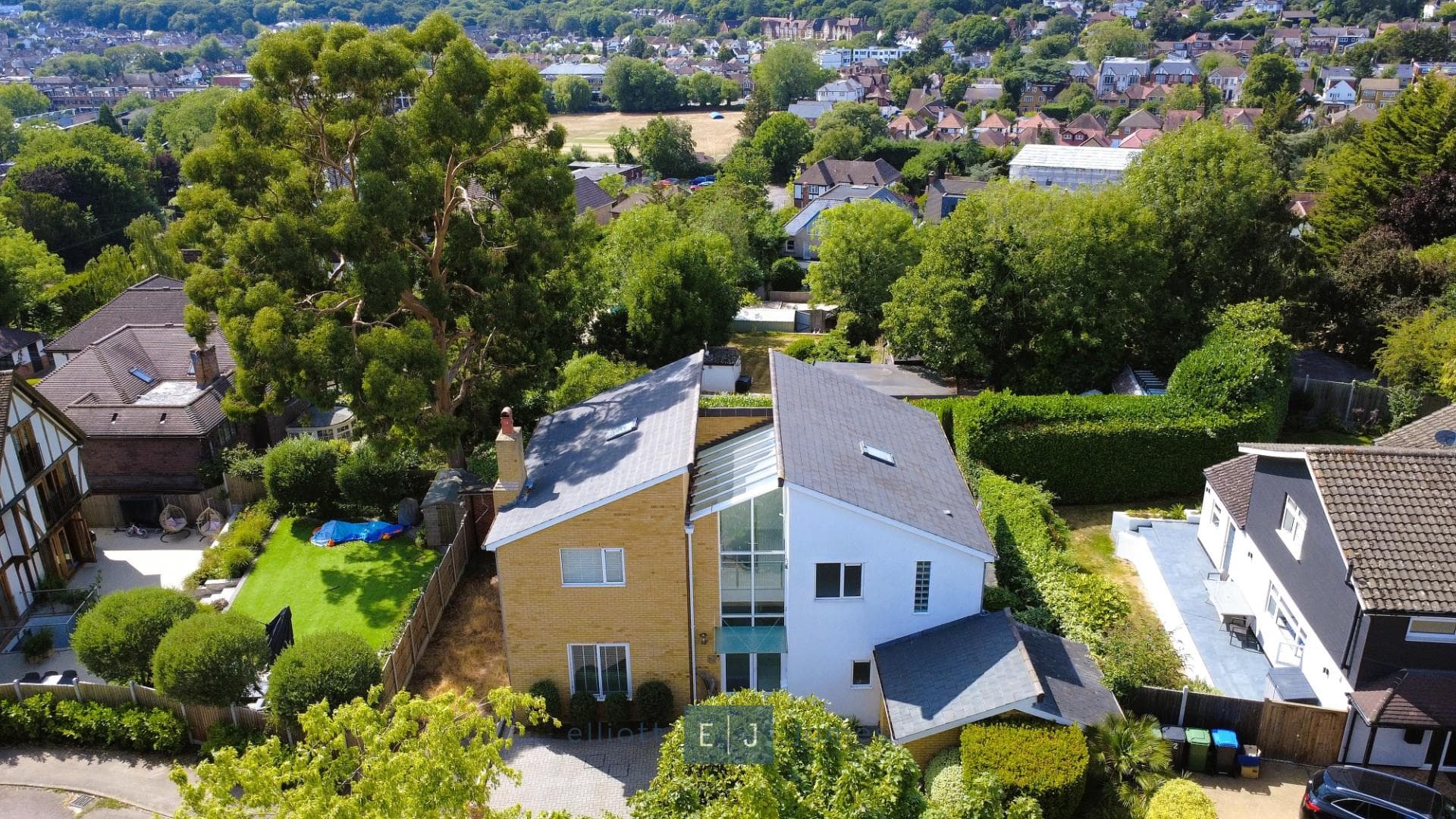 West View, Loughton