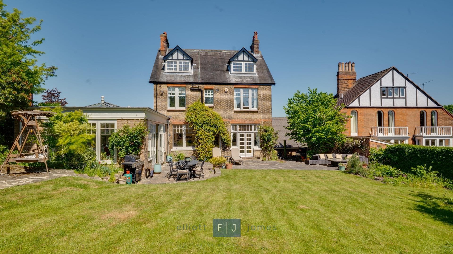 Connaught Avenue, Loughton